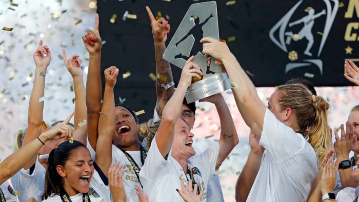 NC Courage lift the NWSL trophy